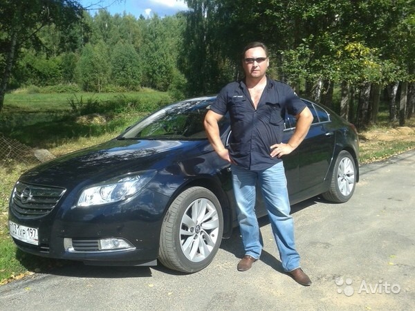 Водитель на своем автомобиле бизнес-класса в Москве. Фото 1