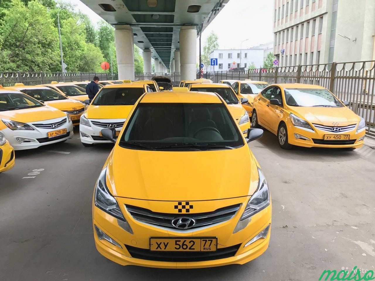 Такси в аренду без залога и депозита. Хендай Соната такси комфорт. Желтое такси Солярис. Хендай Солярис такси. Желтая машина такси.