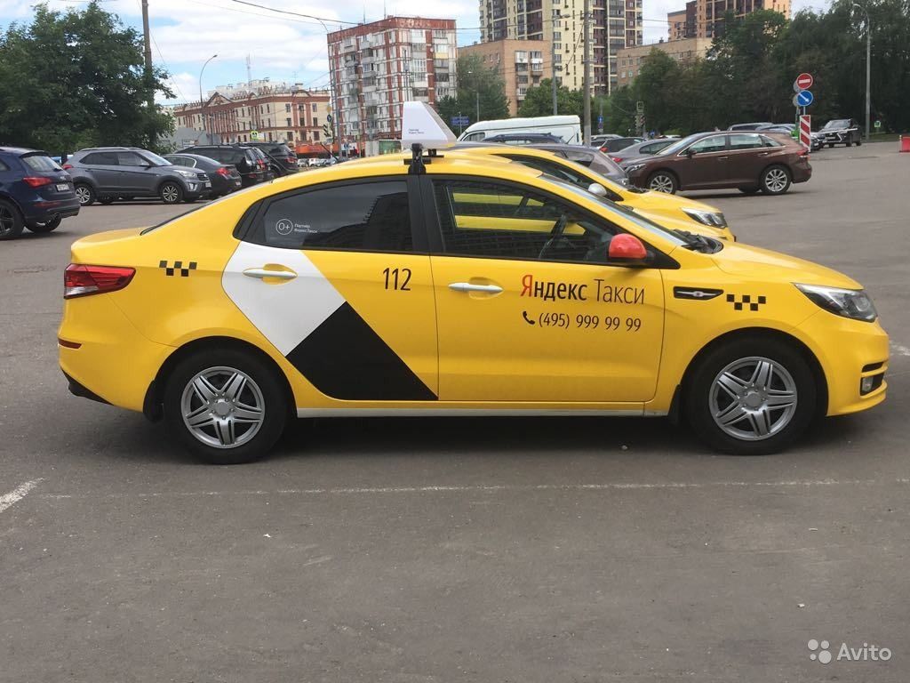Водитель желтое такси Хендай Солярис в Москве. Фото 1
