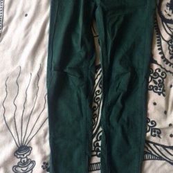 Зеленые джинсы зауженные