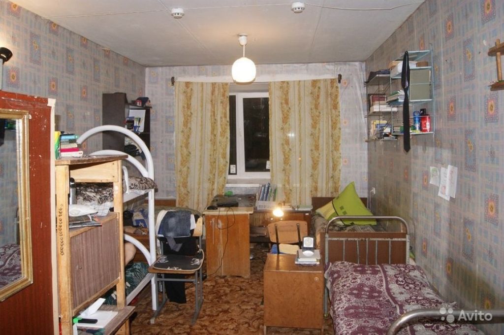 Общежитие комнаты старые. Старая комната в общежитии. Комната общежития в России. Комната в общаге в России. Квартира в общаге.