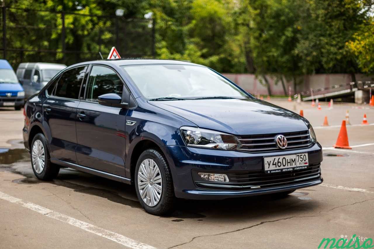 Фольксваген поло механика. Фольксваген поло учебная. Машина Volkswagen Polo учебный. Поло седан учебный.