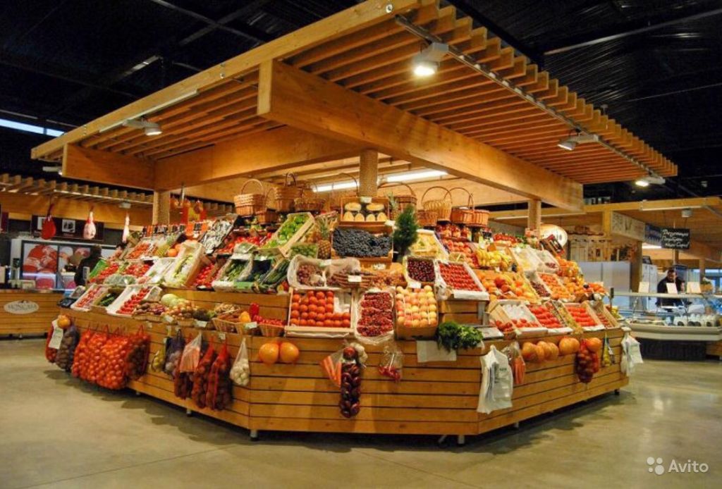 Рынок витрины. Торговый развал для овощей и фруктов. Овощи на прилавке. Овощные и фруктовые развалы. Прилавок с овощами и фруктами.
