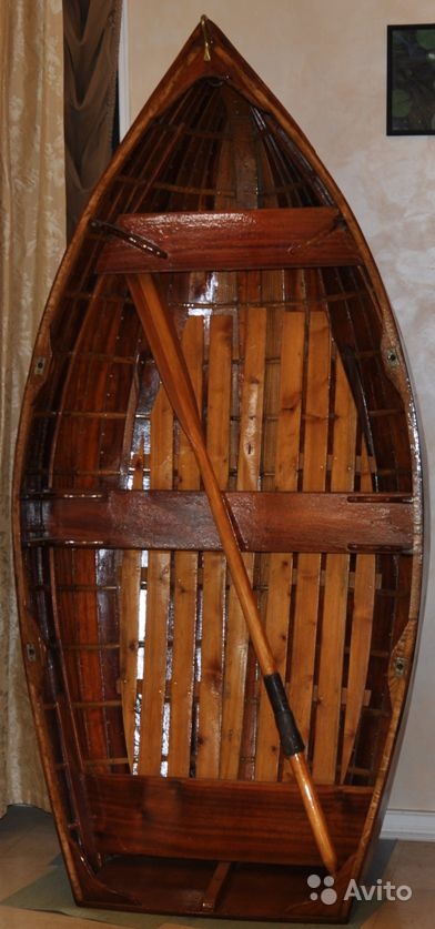 Старинная лодка из красного дерева в Москве. Фото 1