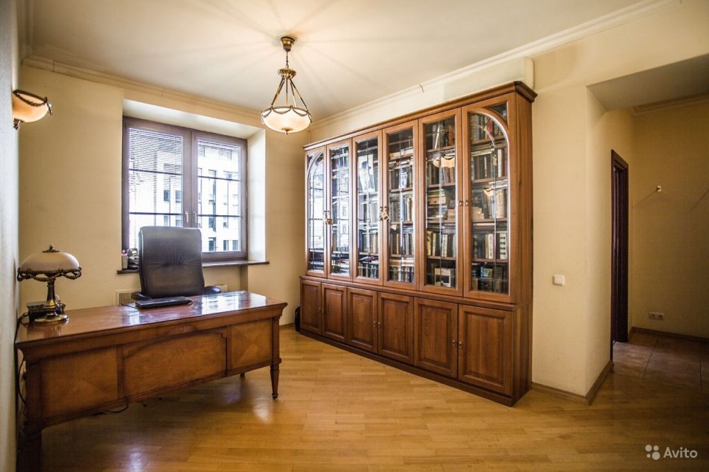 Продам квартиру 5-к квартира 130 м² на 5 этаже 8-этажного кирпичного дома в Москве. Фото 1