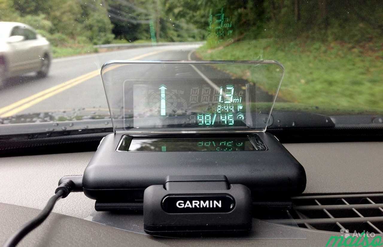 Проектор на лобовое стекло автомобиля. Проекционный дисплей Garmin HUD. Проектор на лобовое стекло Garmin. Проектор Garmin HUD. Проекционный дисплей на стекло Garmin.