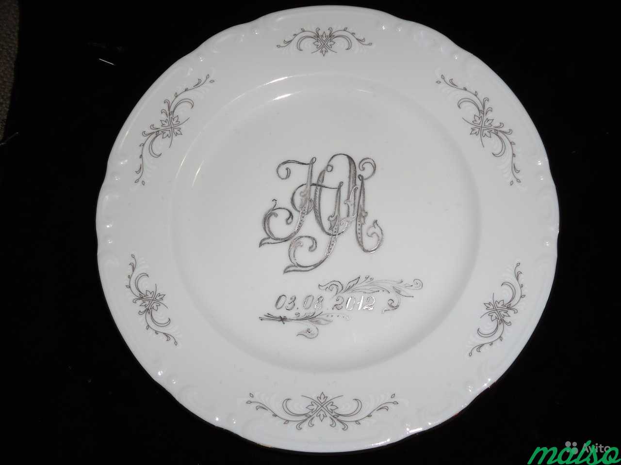 Фарфор надпись. Фарфоровая тарелка с гравировкой. Фарфоровая тарелка с надписью. Фарфор с монограммой. Тарелки с надписями.