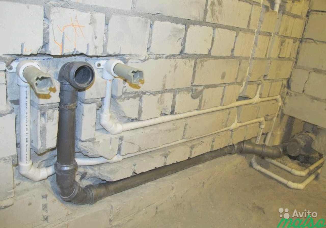 Прокладка канализационных 110 труб в стене в ванной