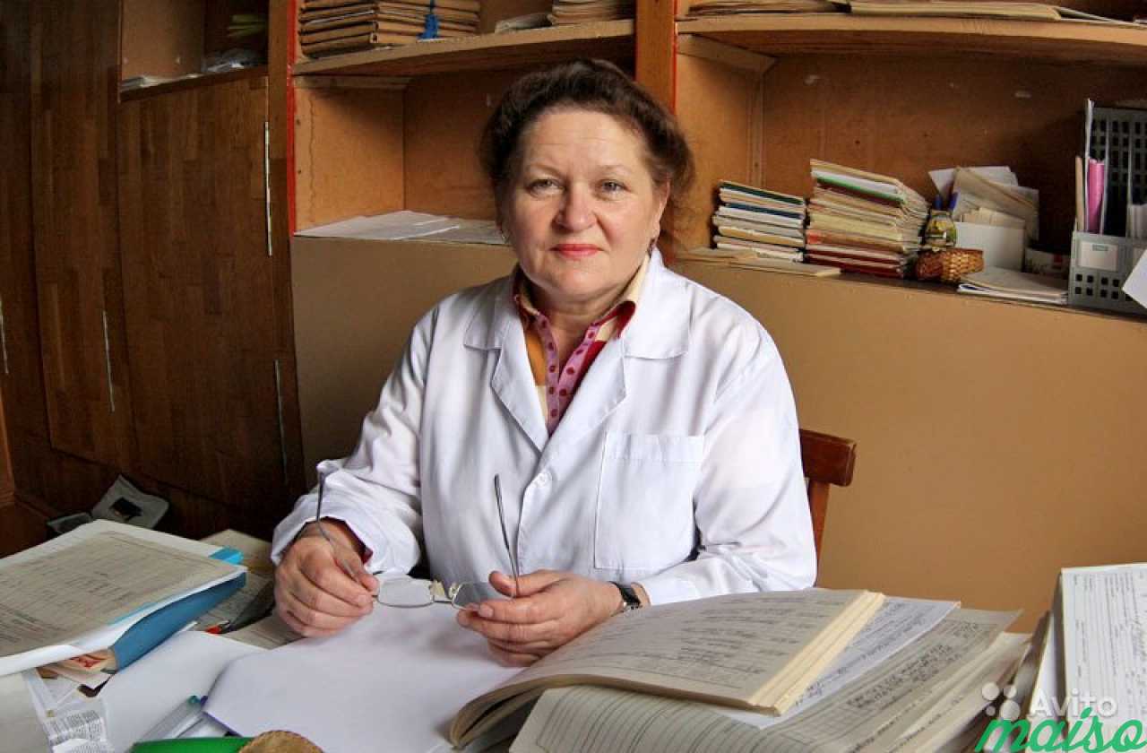 Г врачи большие. Пожилая женщина врач. Женщина врач за столом. Женщины врачи в России. Женщина врач в кабинете.