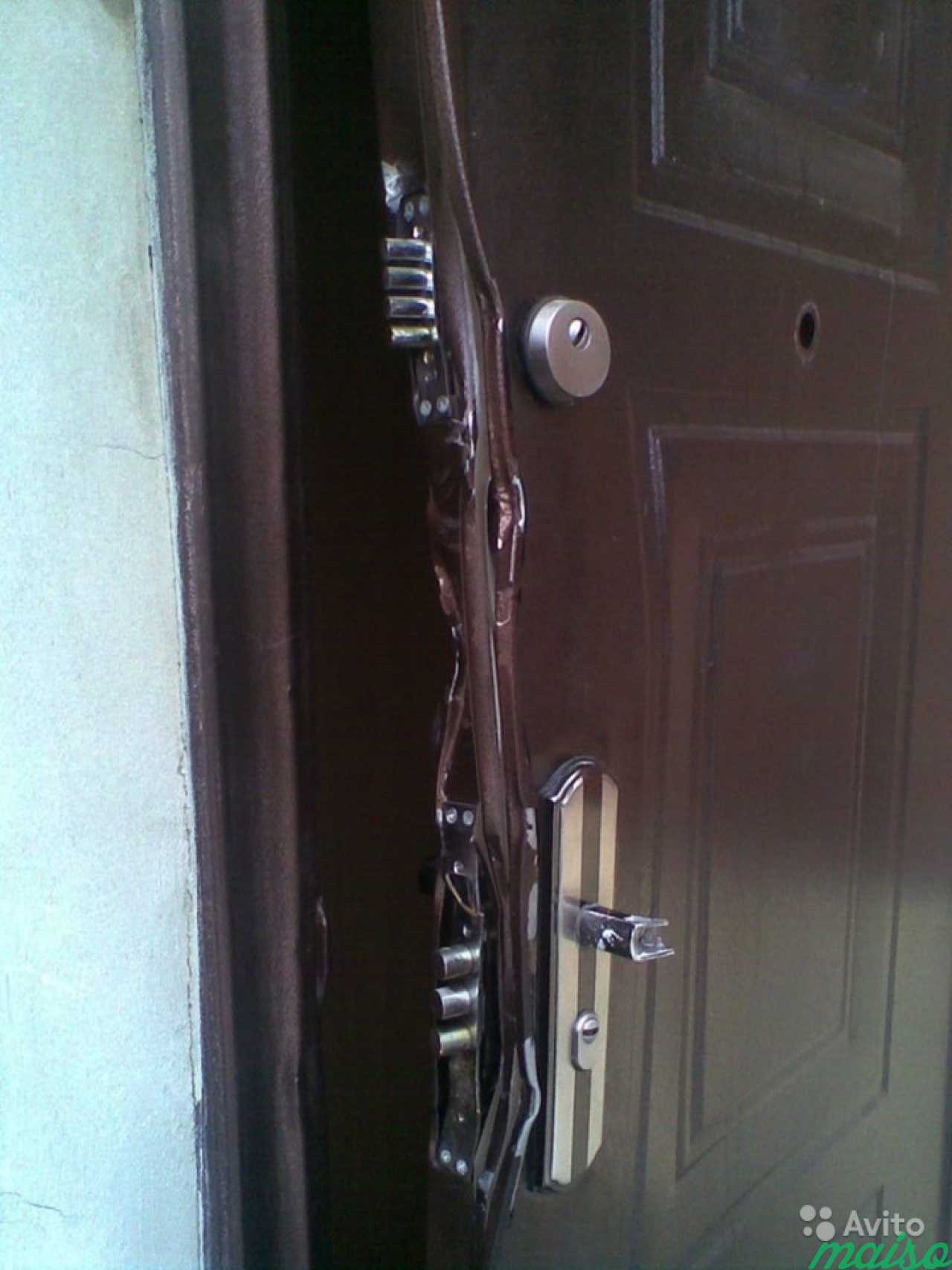 Сломалась железная дверь. Китайская дверь входная GBZG Кайзер замки. Взломанная входная дверь. Сломанные двери металлические входные. Поврежденная входная дверь.