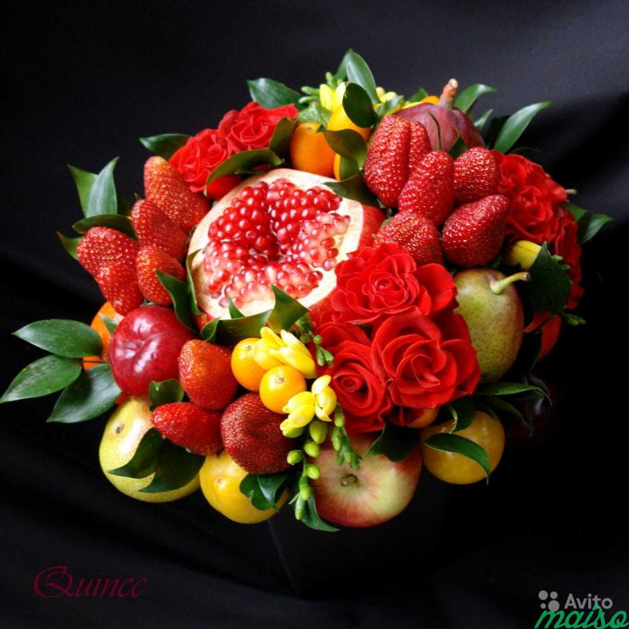 Букеты из фруктов и цветов яркие