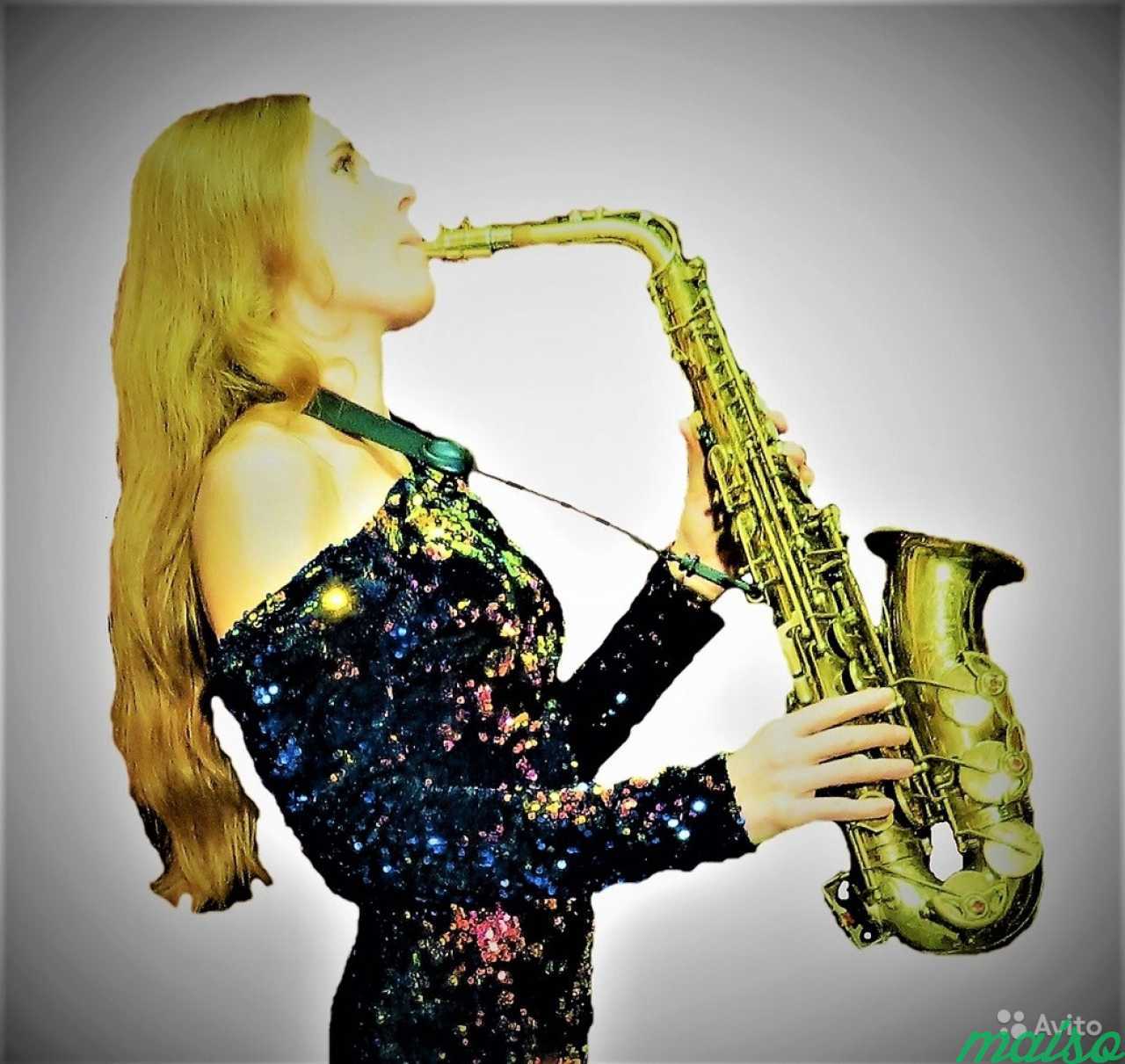 Женщина на саксофоне. Девушка с саксофоном. Игра на саксофоне.