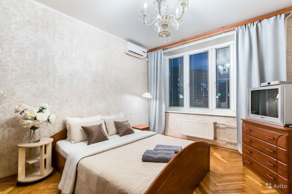 Сдам квартиру посуточно 3-к квартира 89 м² на 6 этаже 9-этажного кирпичного дома в Москве. Фото 1