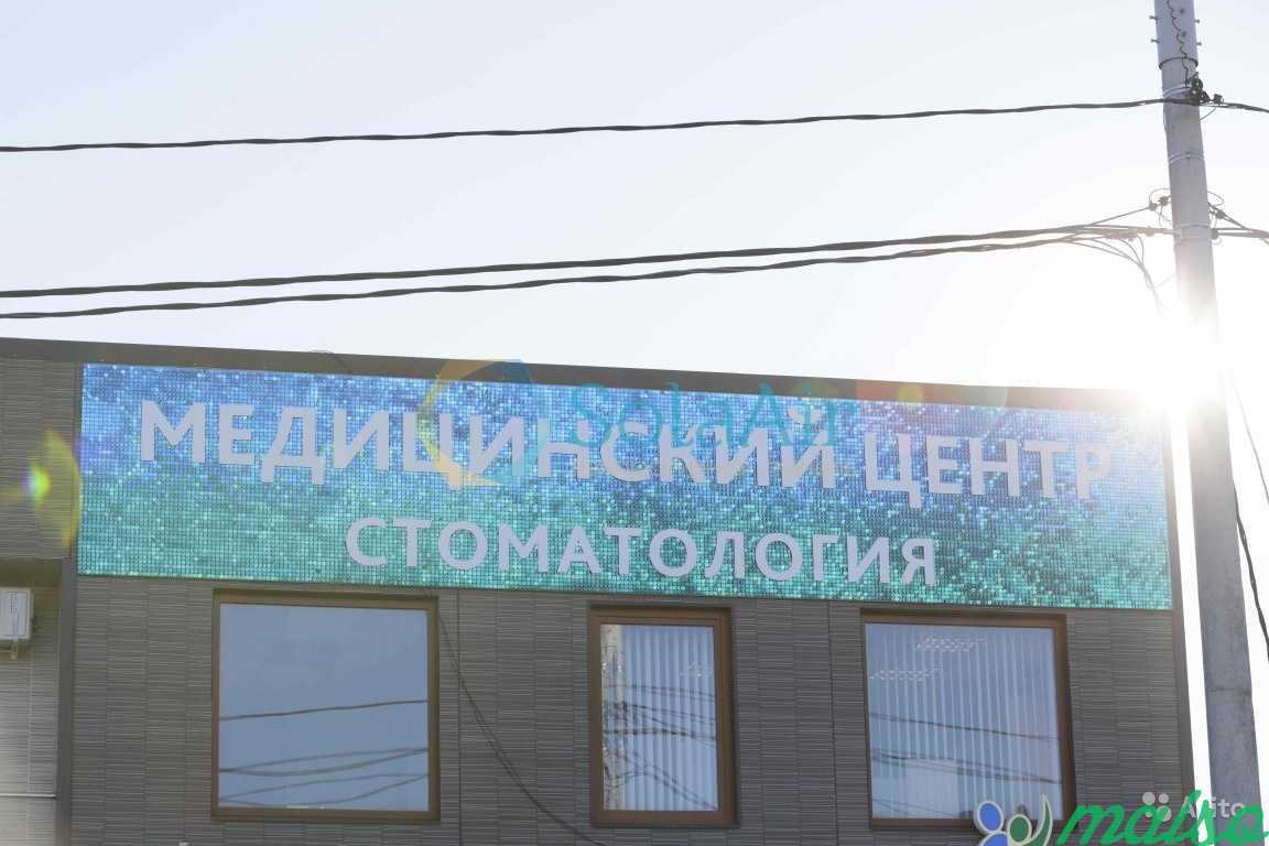 Мерцающая рекламная вывеска с подвижными пайетками в Москве. Фото 2