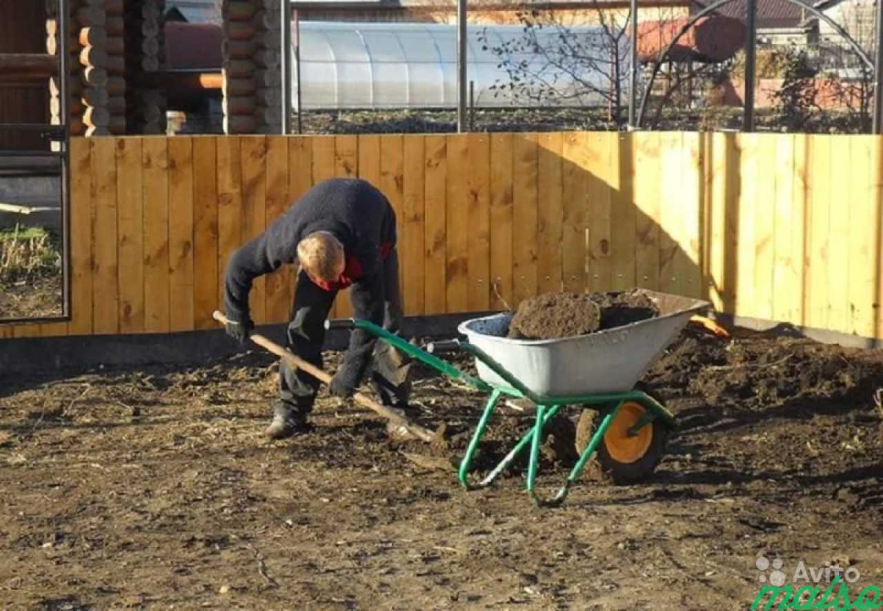 Дачные услуги. Работа на даче. Садовые работы. Уборка огорода. Копание грядок.