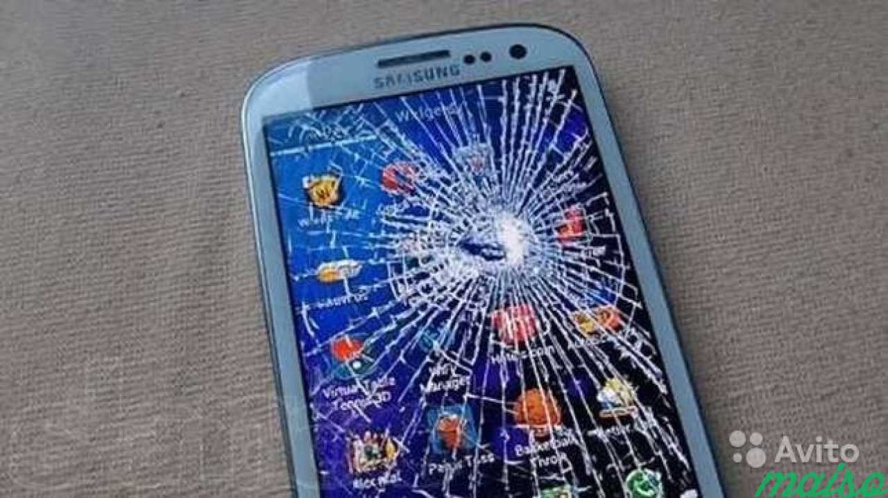Разбитый телефон ремонт. Самсунг галакси с10 с разбитым экраном. Разбитый Samsung s4. Разбитый экран смартфона. Разбитый дисплей телефона.