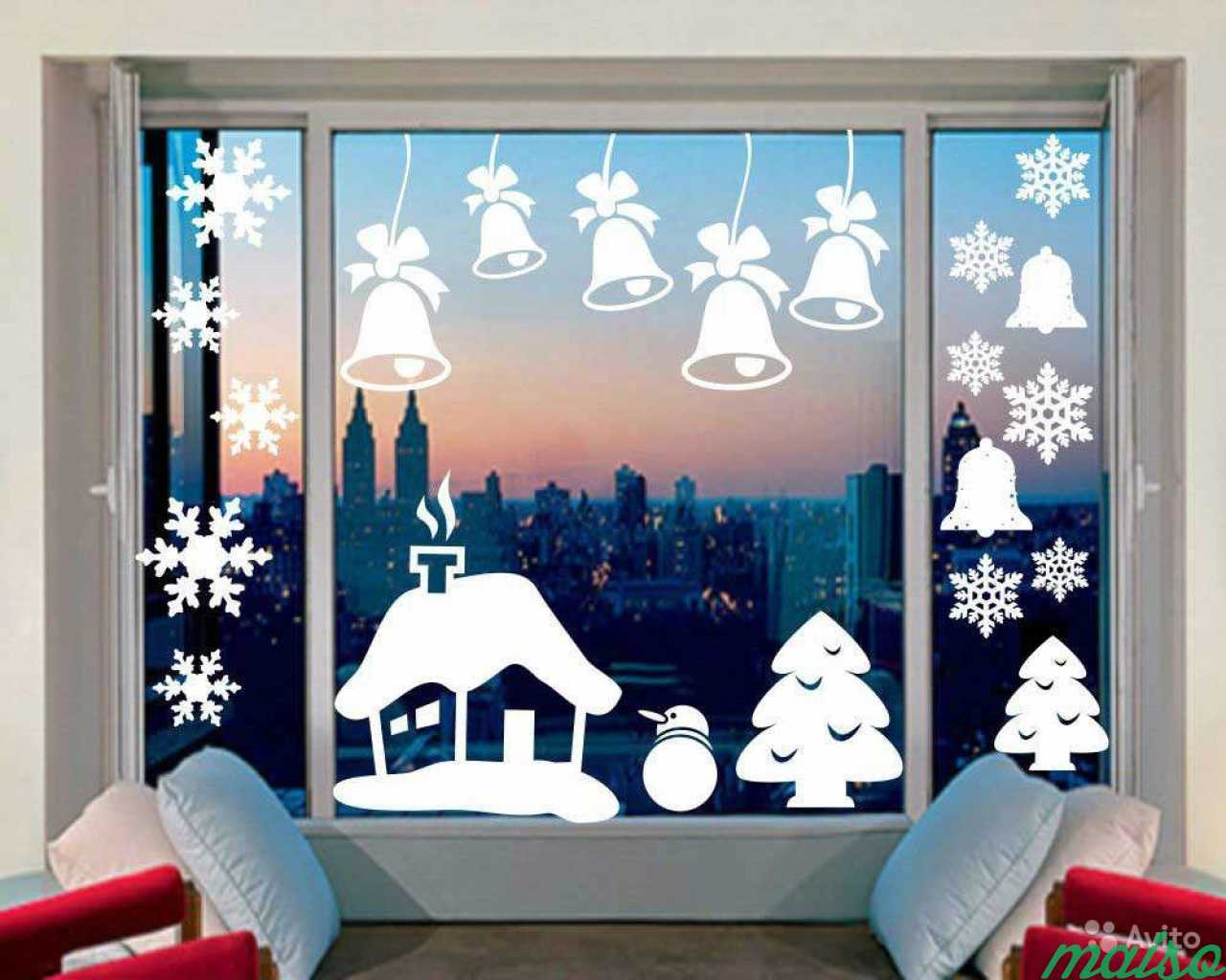 Окно новый год 2024. Украшения на окна. Новогоднее украшения на окна. Новогодние окна украшенные. Украшение на во годных оклн.