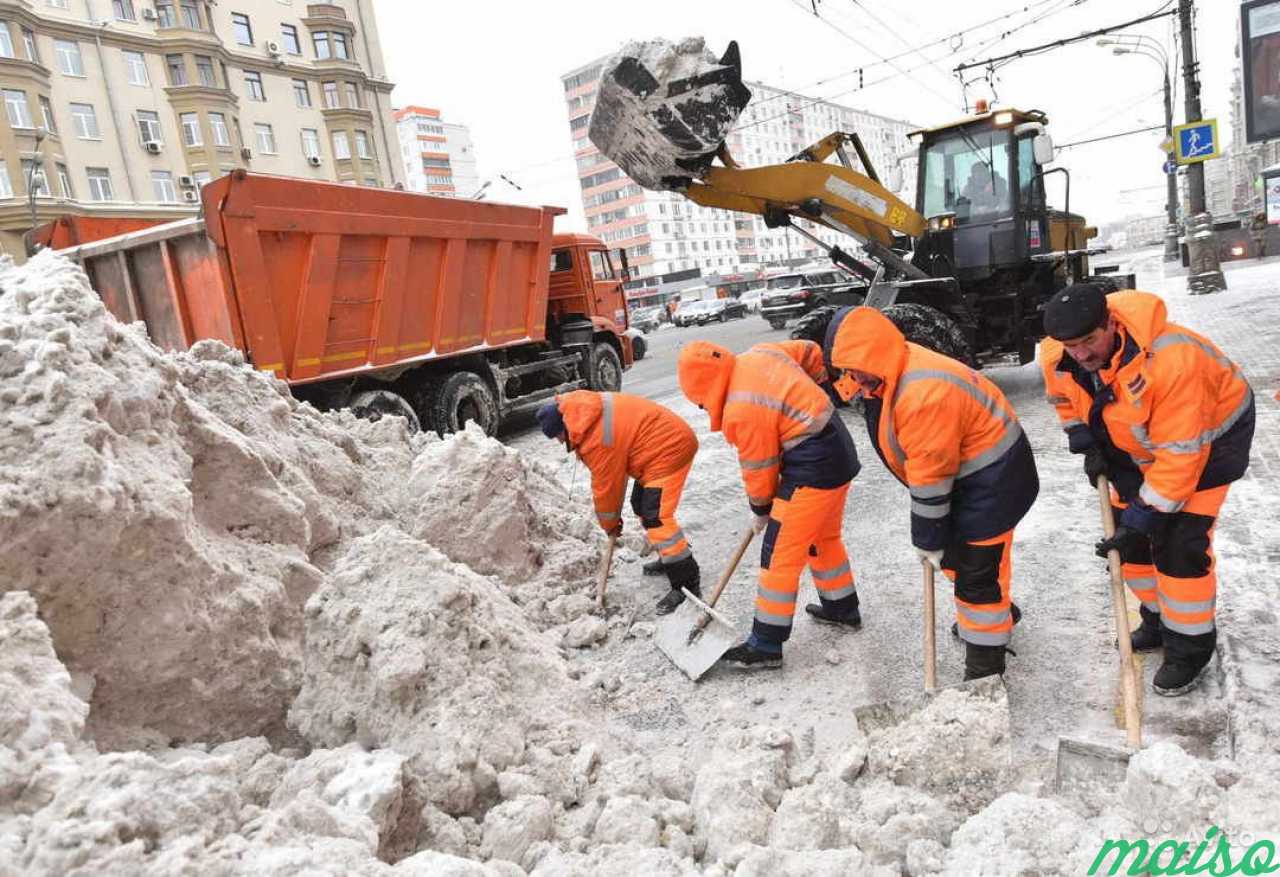 Уборка снега в москве. Уборка снега. Коммунальные службы уборка снега. Работники коммунальных служб.