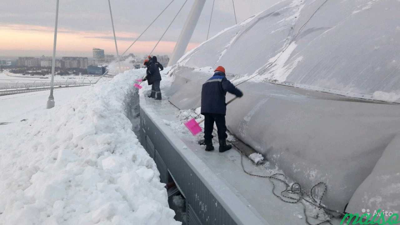 Уборка снега с крыш руками и техникой в Санкт-Петербурге. Фото 3
