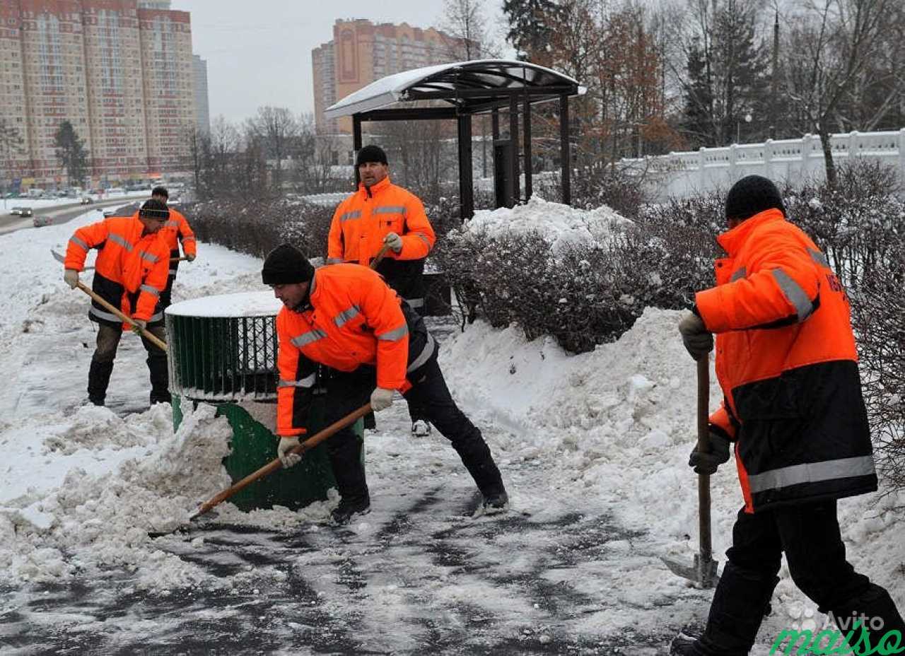 Рабочие убирают снег