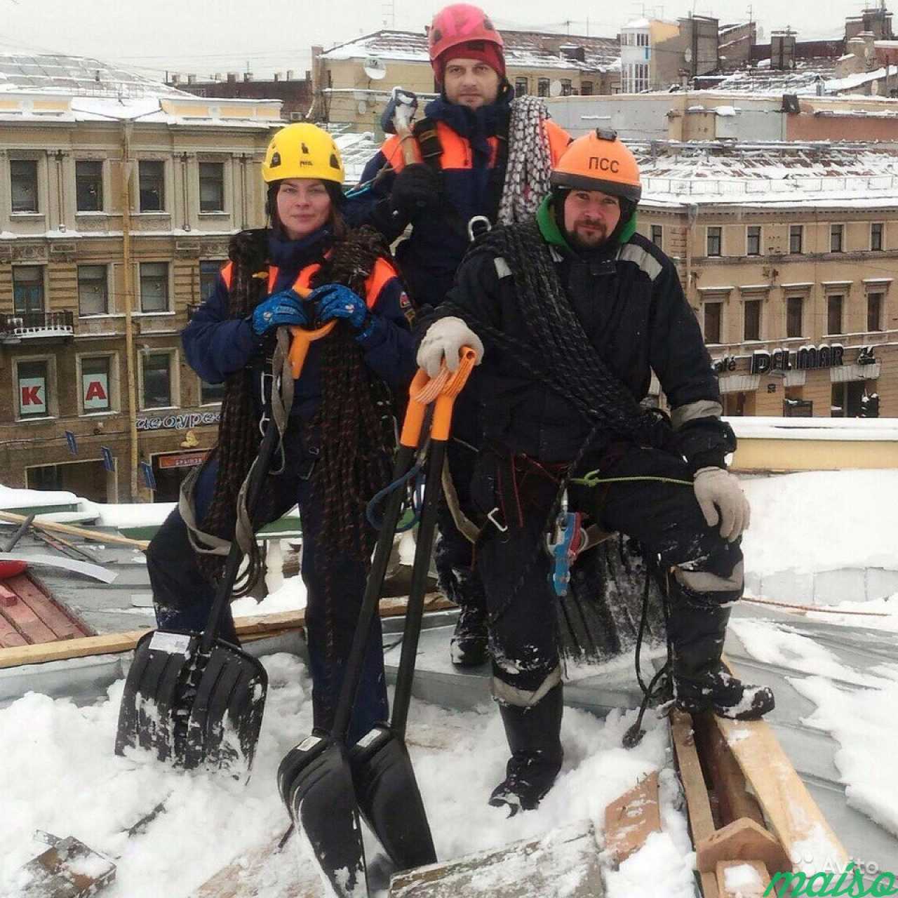 Чистка снега и наледи с крыш. Промышленный альпини в Санкт-Петербурге. Фото 1
