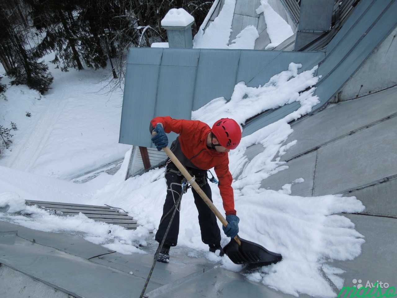 Работы по очистке крыши от снега. Уборка снега с крыш. Очистка крыш от снега. Чистка снега с крыши. Очистка крыш от снега и налед.