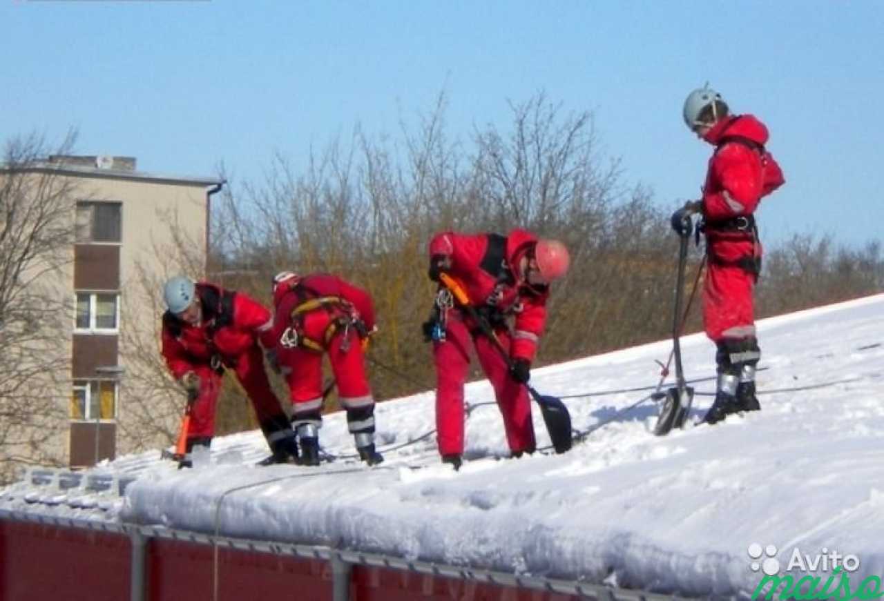 Уборка снега с крыши альпинизм