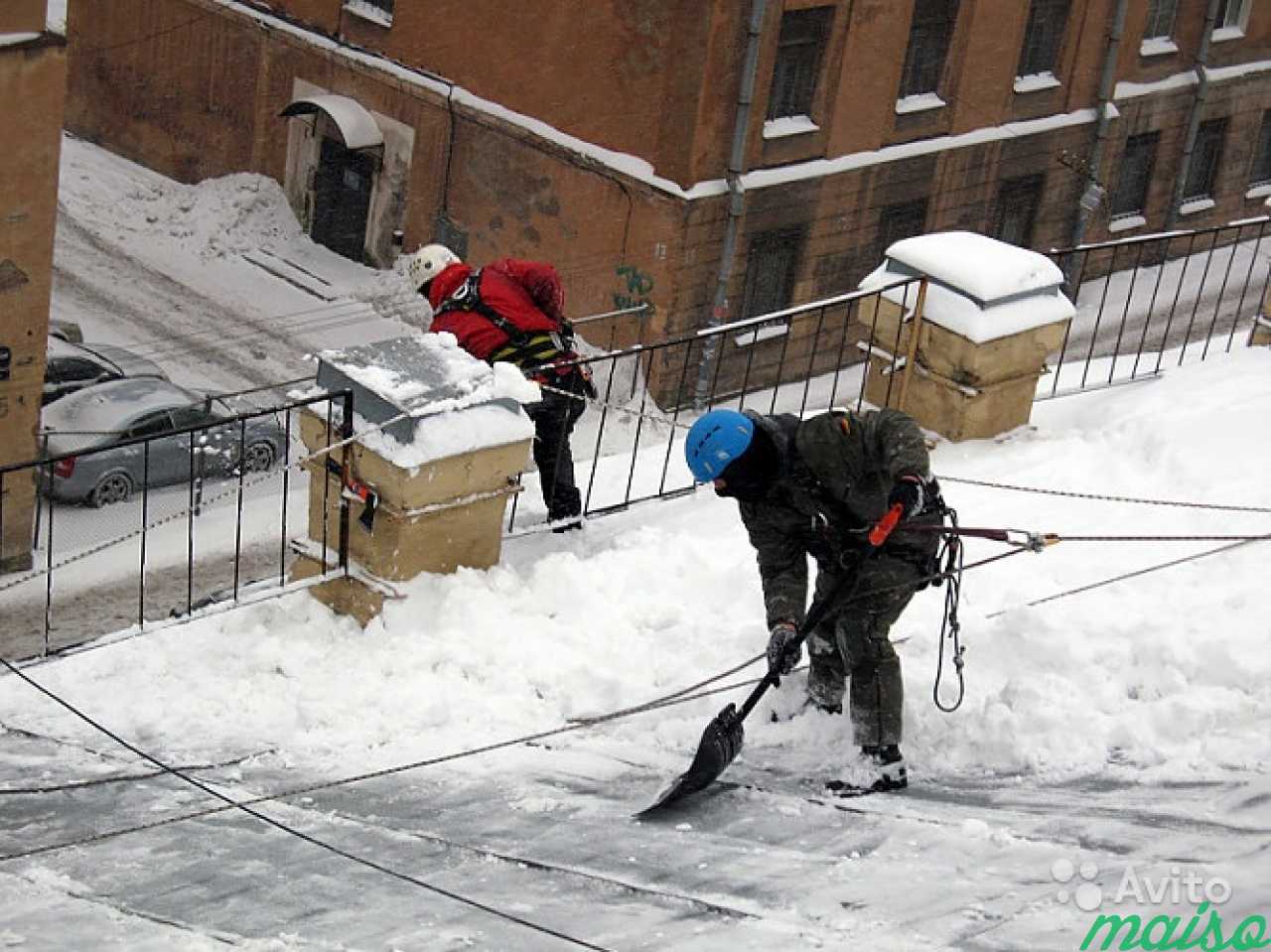 Уборка снега крыш домов. Уборка сосулек и наледи с крыш. Очистка крыш от снега. Уборка крыши от снега. Чистка снега с крыши.