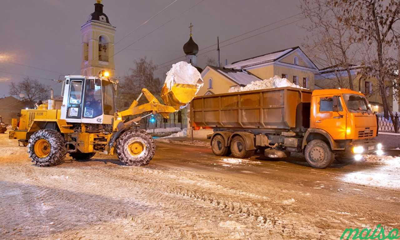 Вывоз снега со двора. Уборка снега КАМАЗ Амкодор. Амкодор 352с погрузка снега. Уборка снега погрузчиком в КАМАЗ. Уборка снега экскаватором погрузчиком JCB.