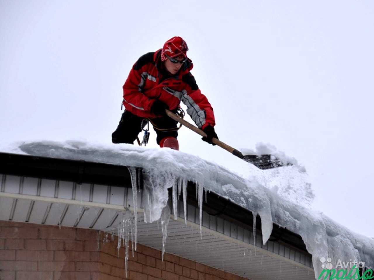 Работы по очистке крыши от снега. Уборка снега с крыш. Очистка крыш от снега. Чистка крыши от снега.