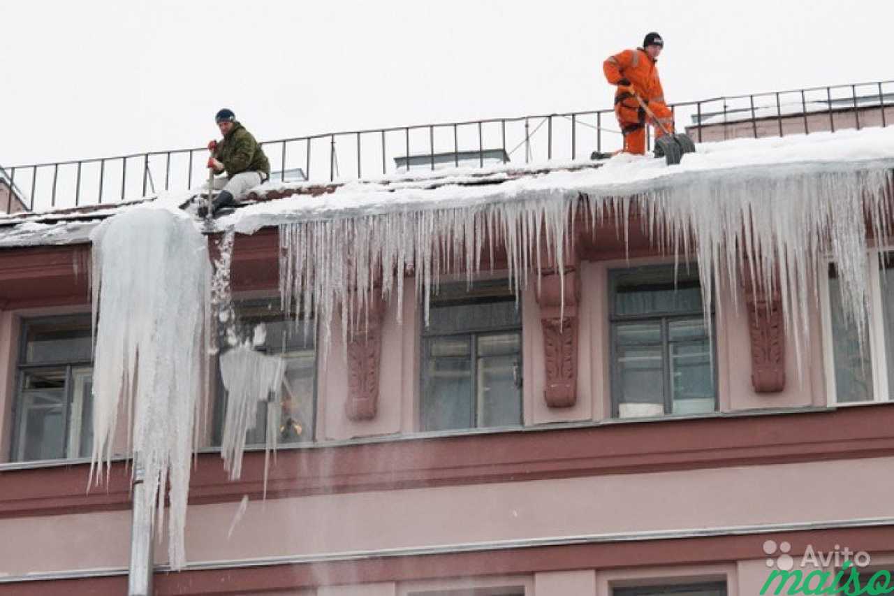 Очистка кровли от снега и наледи в Санкт-Петербурге. Фото 1