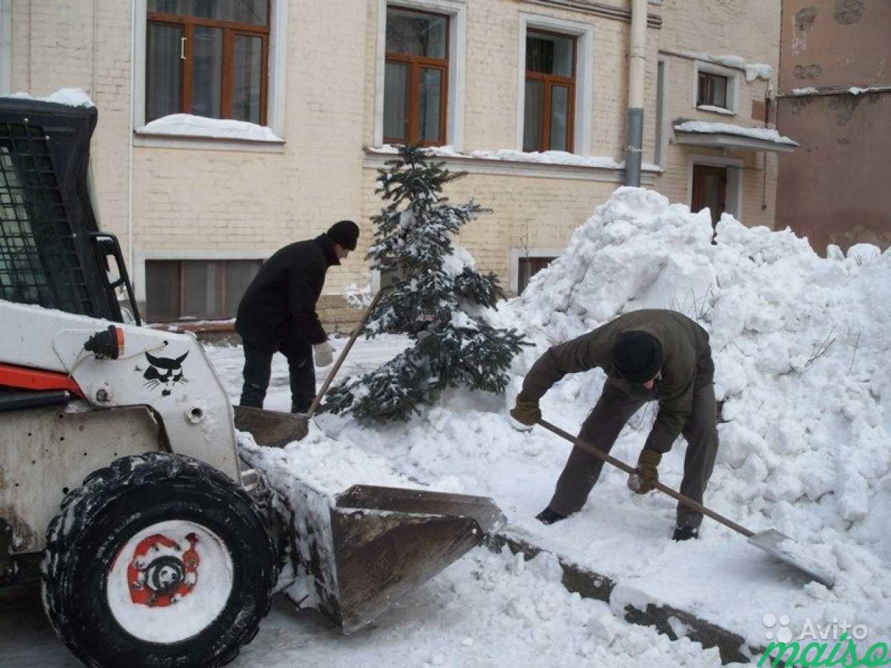 Уборка снега с крыш и прилегающих территории в Санкт-Петербурге. Фото 1