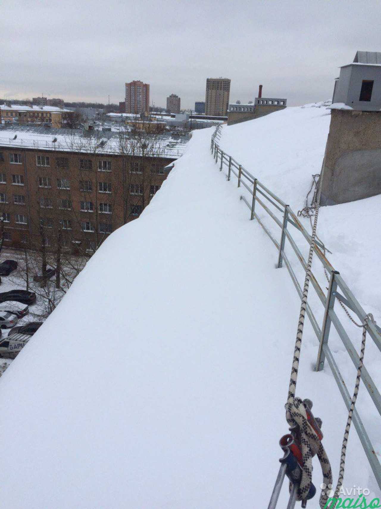 Очистка крыш и кровли от снега и наледи в Санкт-Петербурге. Фото 1