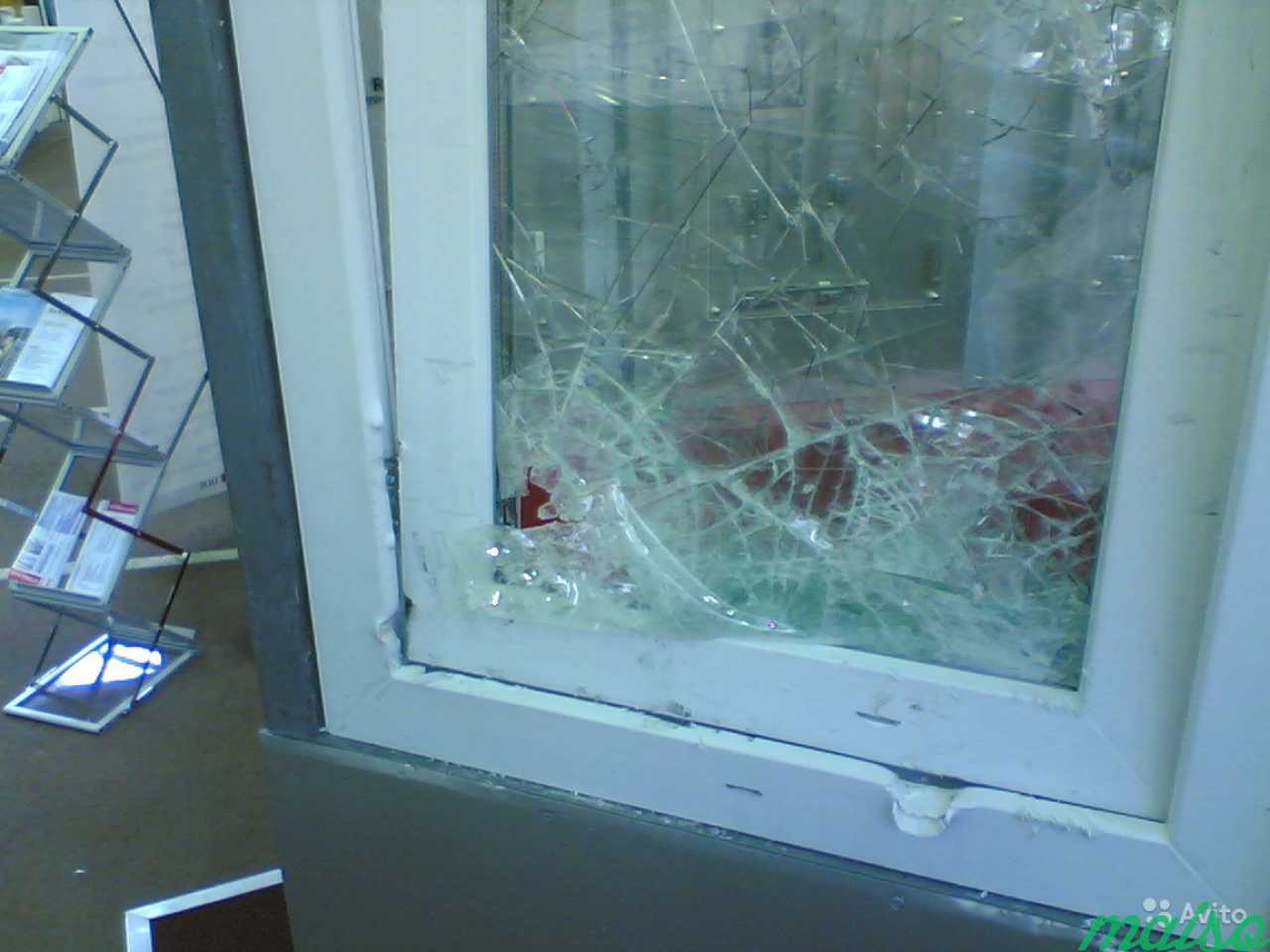 Разбить стекло дома. Разбитые пластиковые окна. Сломанное пластиковое окно. Разбитые ПВХ окна. Окно разбито пластиковое.