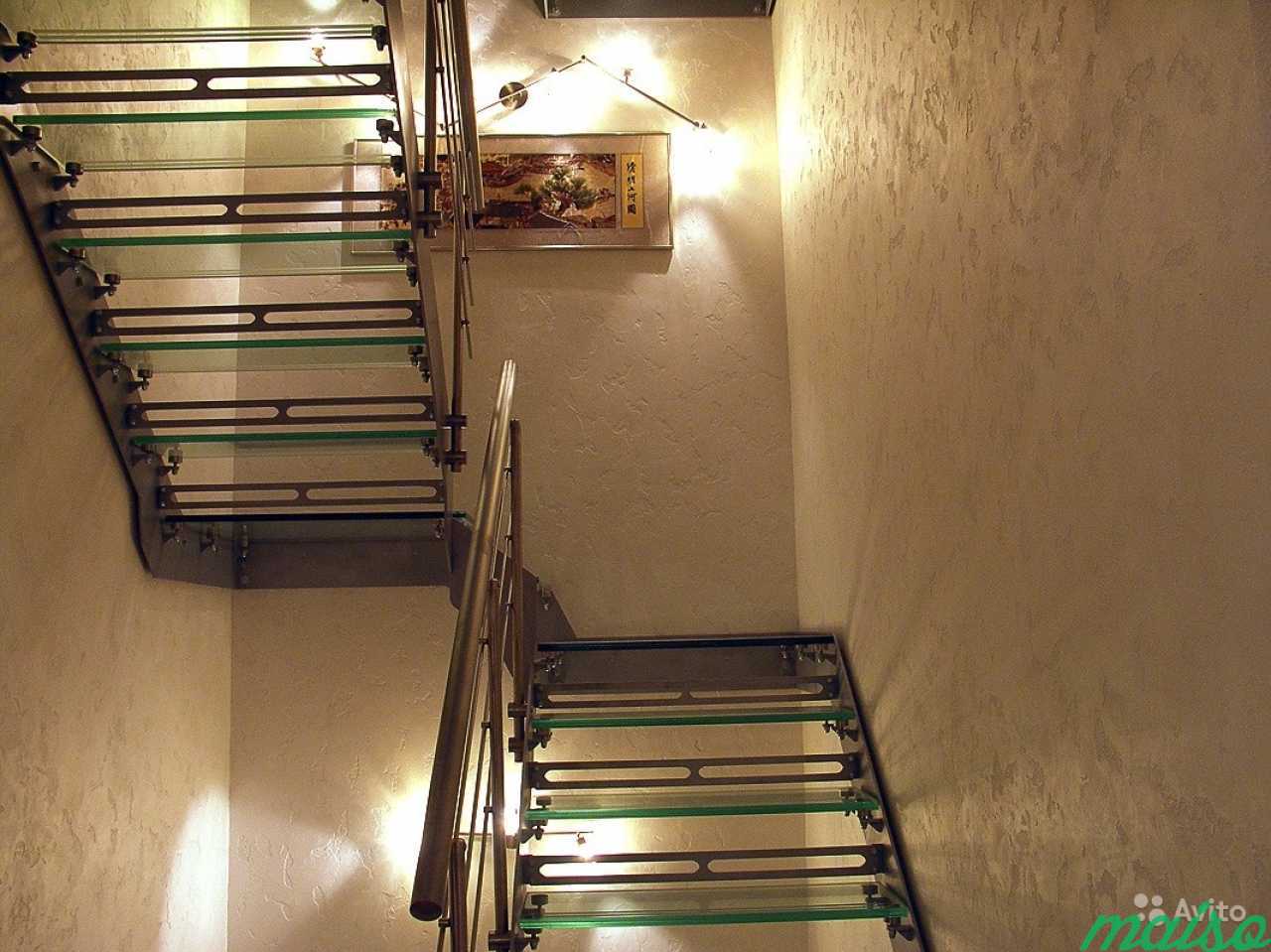 Декоративная штукатурка в интерьере лестницы