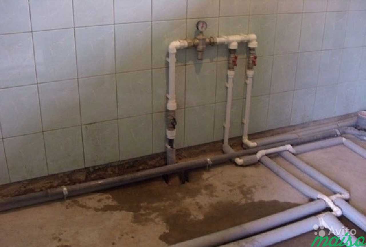 Какая труба для воды в квартире. Разводка труб. Водопровод в ванной. Трубы водоснабжения по полу. Трубы для водопровода в частном доме.