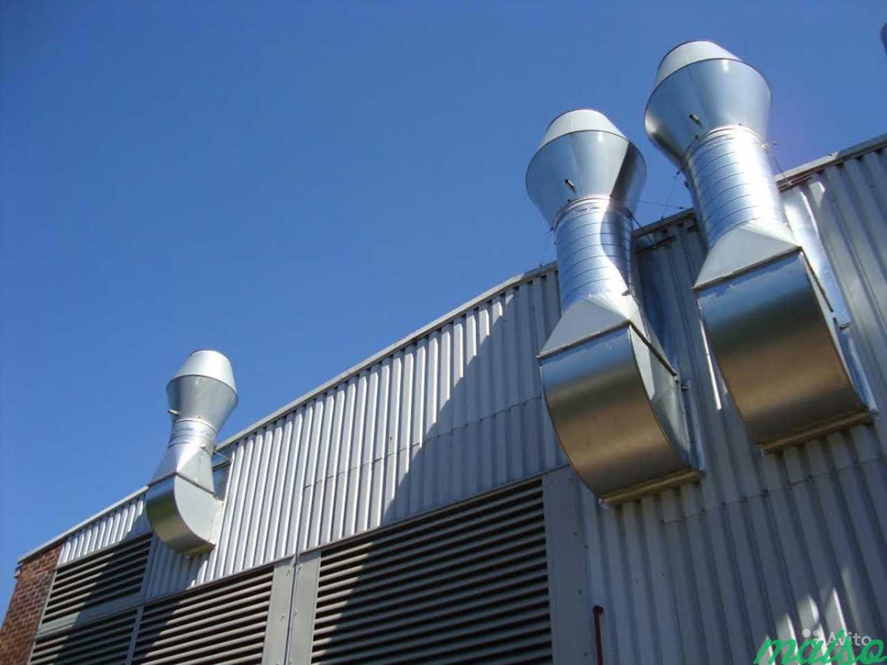 Промышленные вентиляционные трубы. Вентиляция. Вентиляция промышленных зданий. Вентиляционная система на крыше. Вытяжная вентиляция.