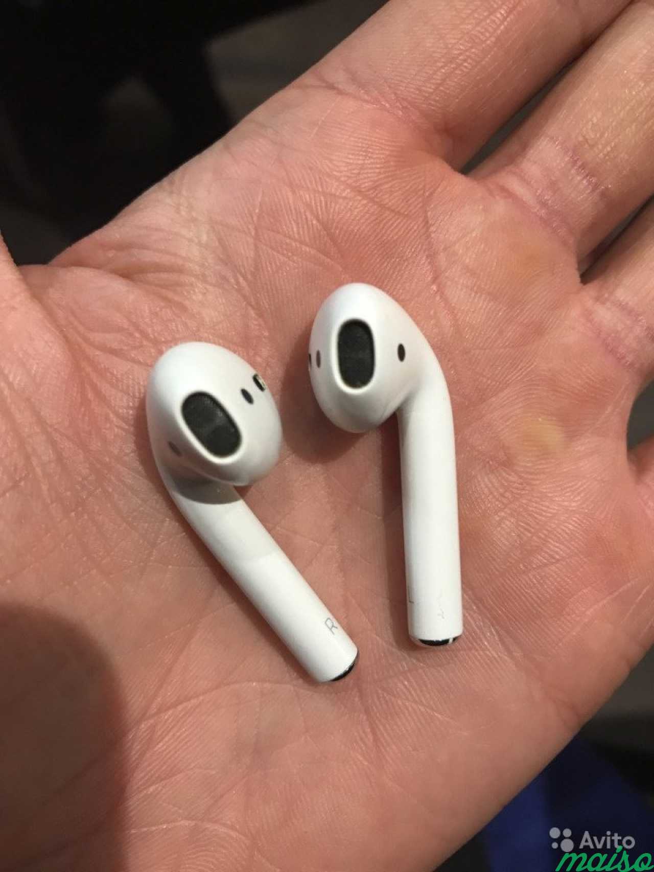 Левый наушник. Левый наушник Apple AIRPODS 1. Нацшник аэир подс левый. Наушники аирподс кейс. Наушники аирподс 2 без кейса.