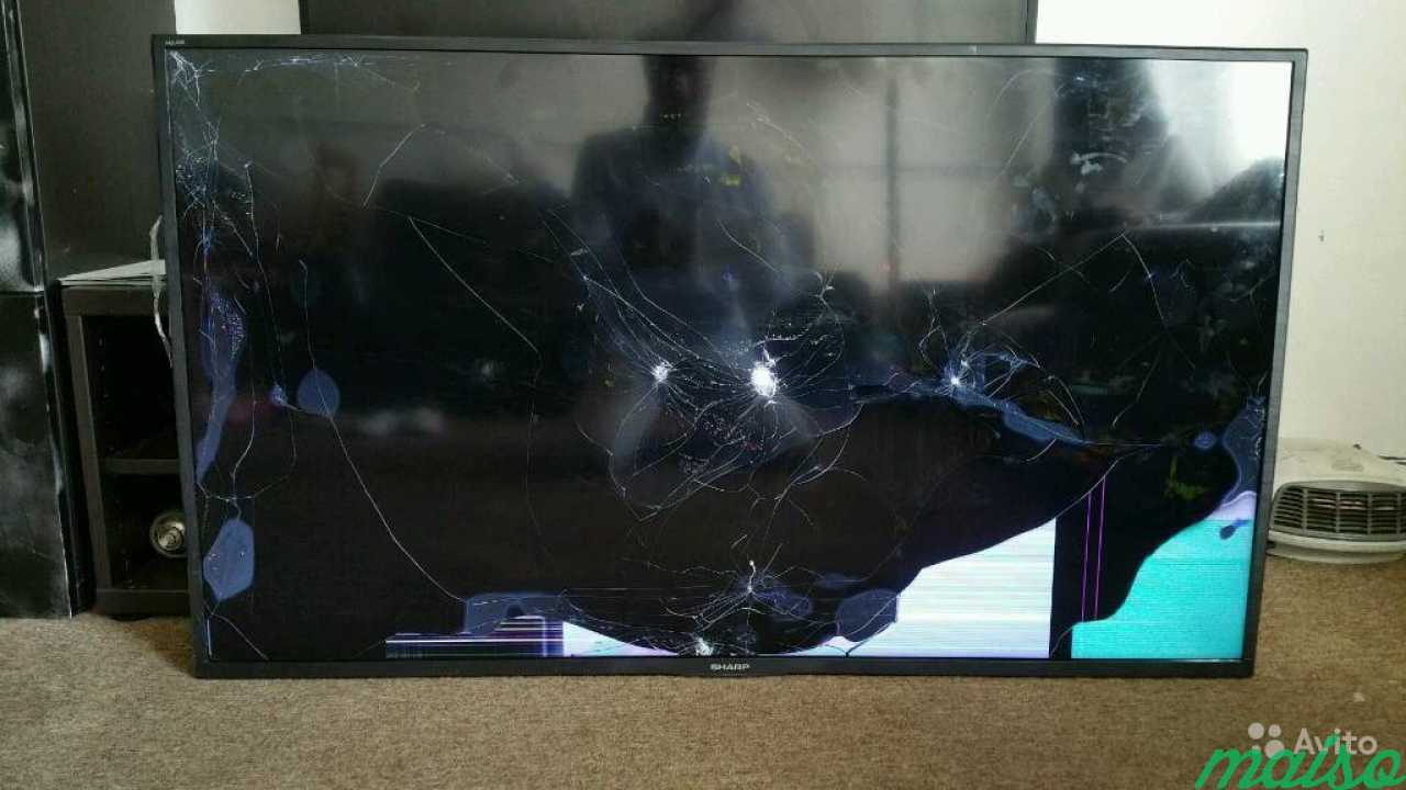 Трещина экрана телевизора. Разбитый телевизор LG 50uk6750pld. Сломанный телевизор самсунг. Разбитый телевизор самсунг. Разбитый монитор.