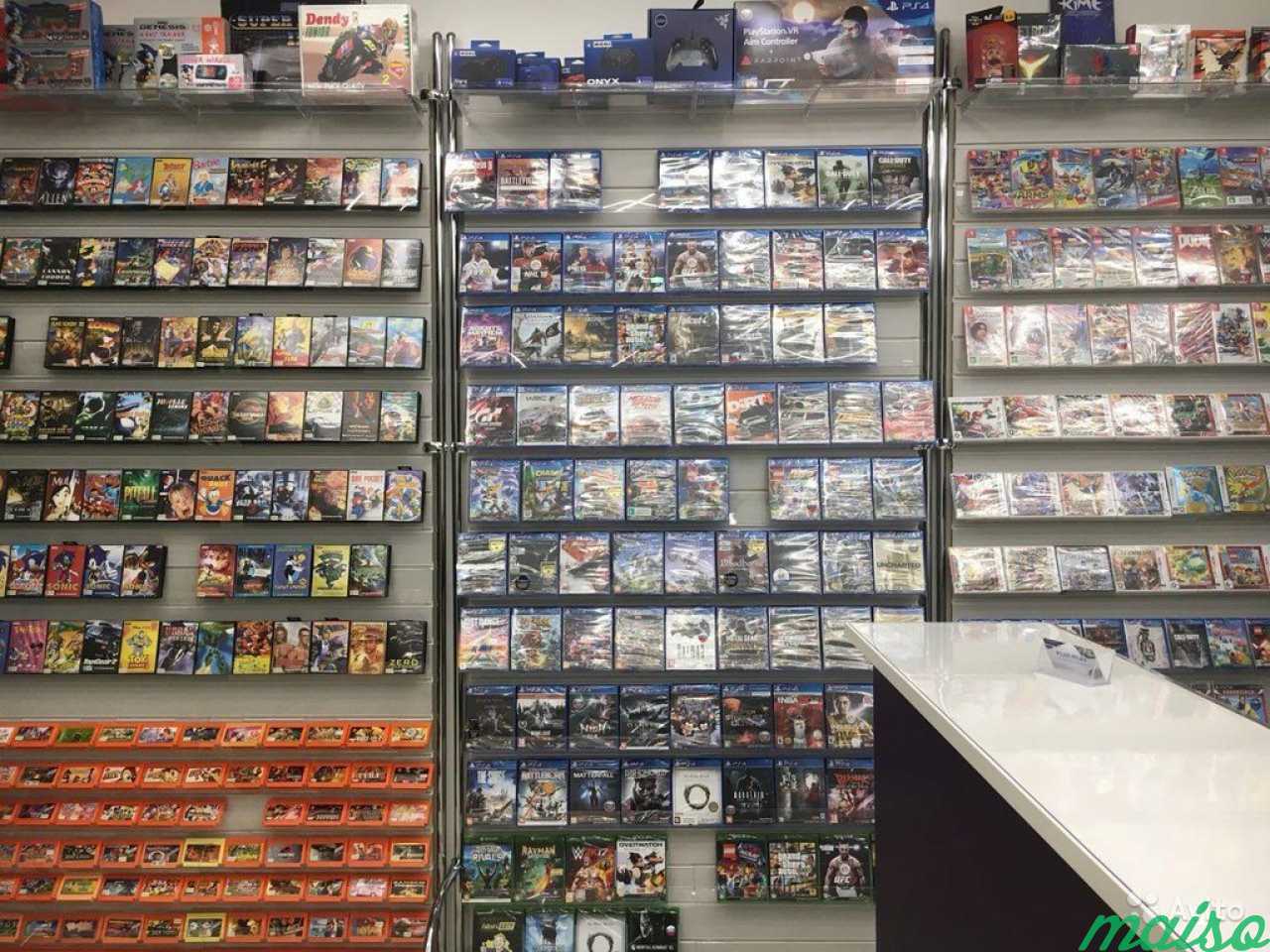 Игра где магазин где продают. Магазин дисков с играми. Игра "магазин". Магазин с игровыми дисками. Магазин дисков с играми для компьютера.