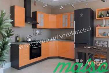 Угловая кухня Техно-02 Оранжевый металлик в Москве. Фото 1