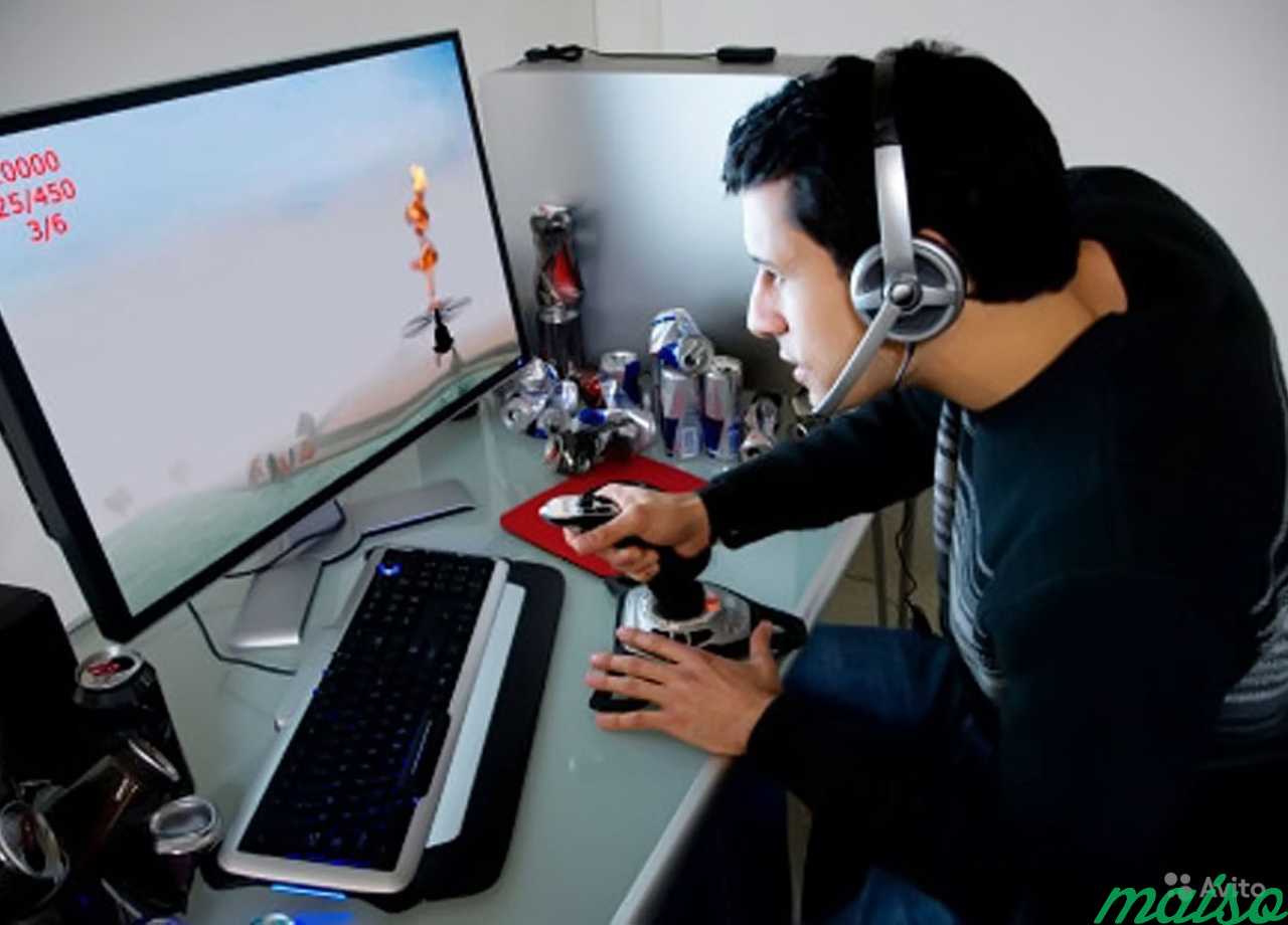 New computer game. Человек за компьютером. Компьютерные игры. Игрок в компьютерные игры. Человек играющий в компьютер.