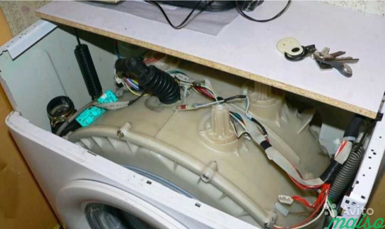 Машина сломалась индезит. Стиральная машина Индезит 5851 w. Пружины внутри стиральной машины самсунг. Стиральная машина самсунг бак внутри.