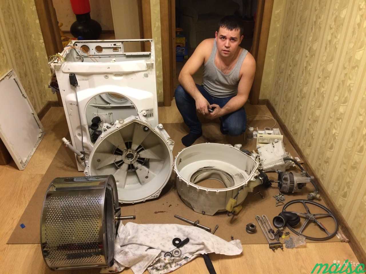 Ремонт стиральных машин самара на дому недорого. Мастер стиральных машин. Сломалась стиральная машина. Ремонтирует стиральную машину. Починка стиральной машинки.