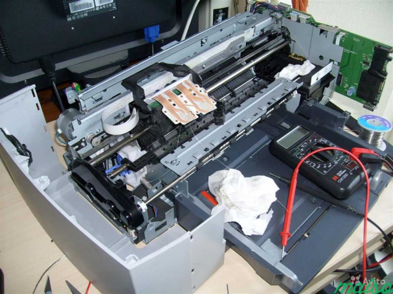 Ремонт принтеров недорого. Принтер починить Кэнон. Разобранный принтер. Разобранный МФУ. Техническое обслуживание принтера.