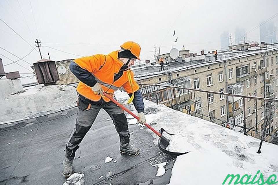 Чистка кровли от снега. Очистка от снега крыши в Москве. Фото 1