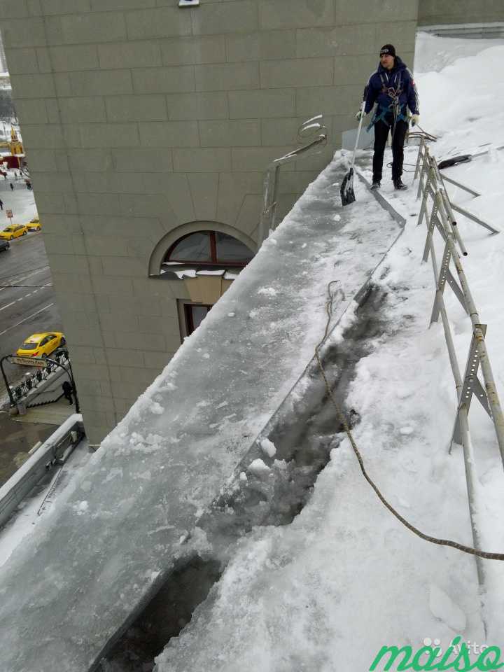 Очистка кровель (крыш) от снега альпинистами в Москве. Фото 3
