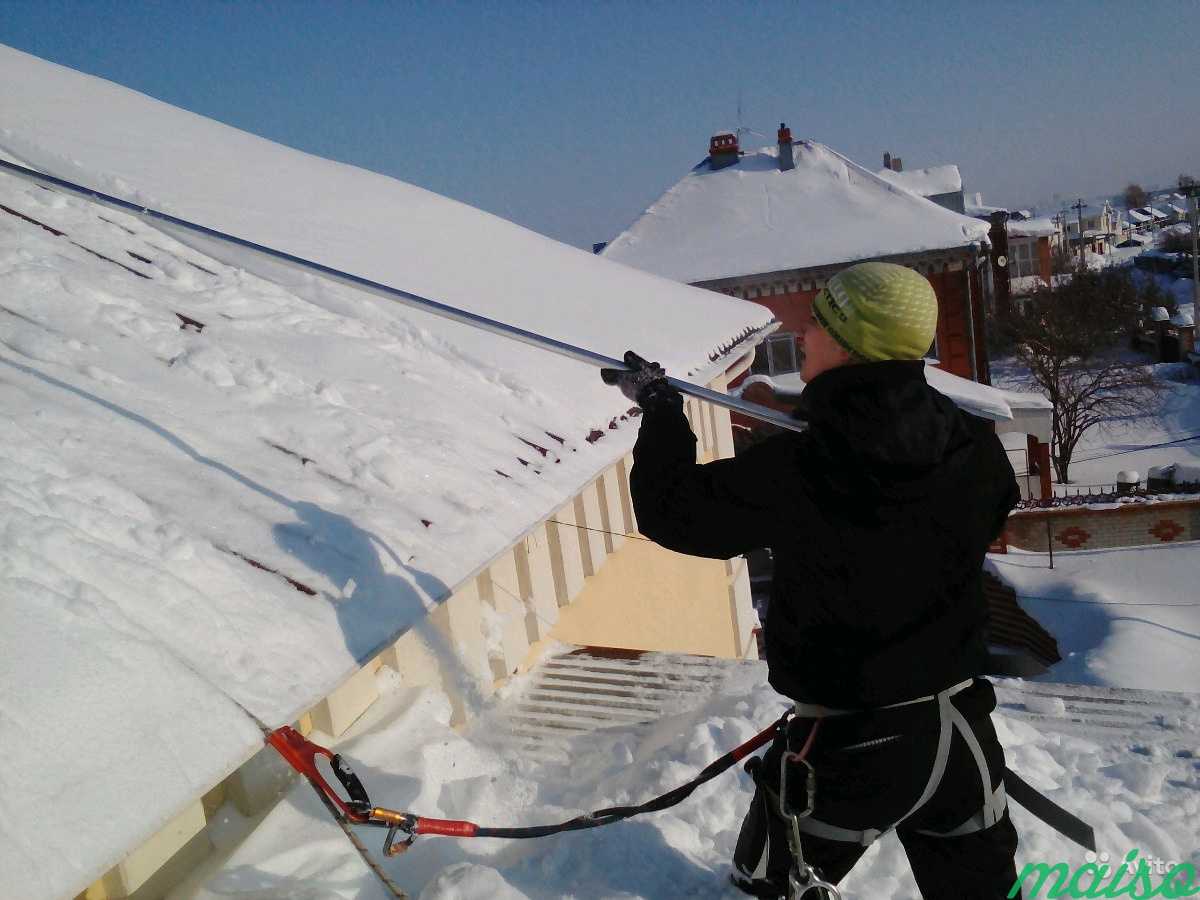 Для очистки снега с крыши. Приспособление для уборки снега с крыши. Приспособление для очистки крыши от снега. Скребок для снега с крыши. Очистка снега с крыши приспособление.