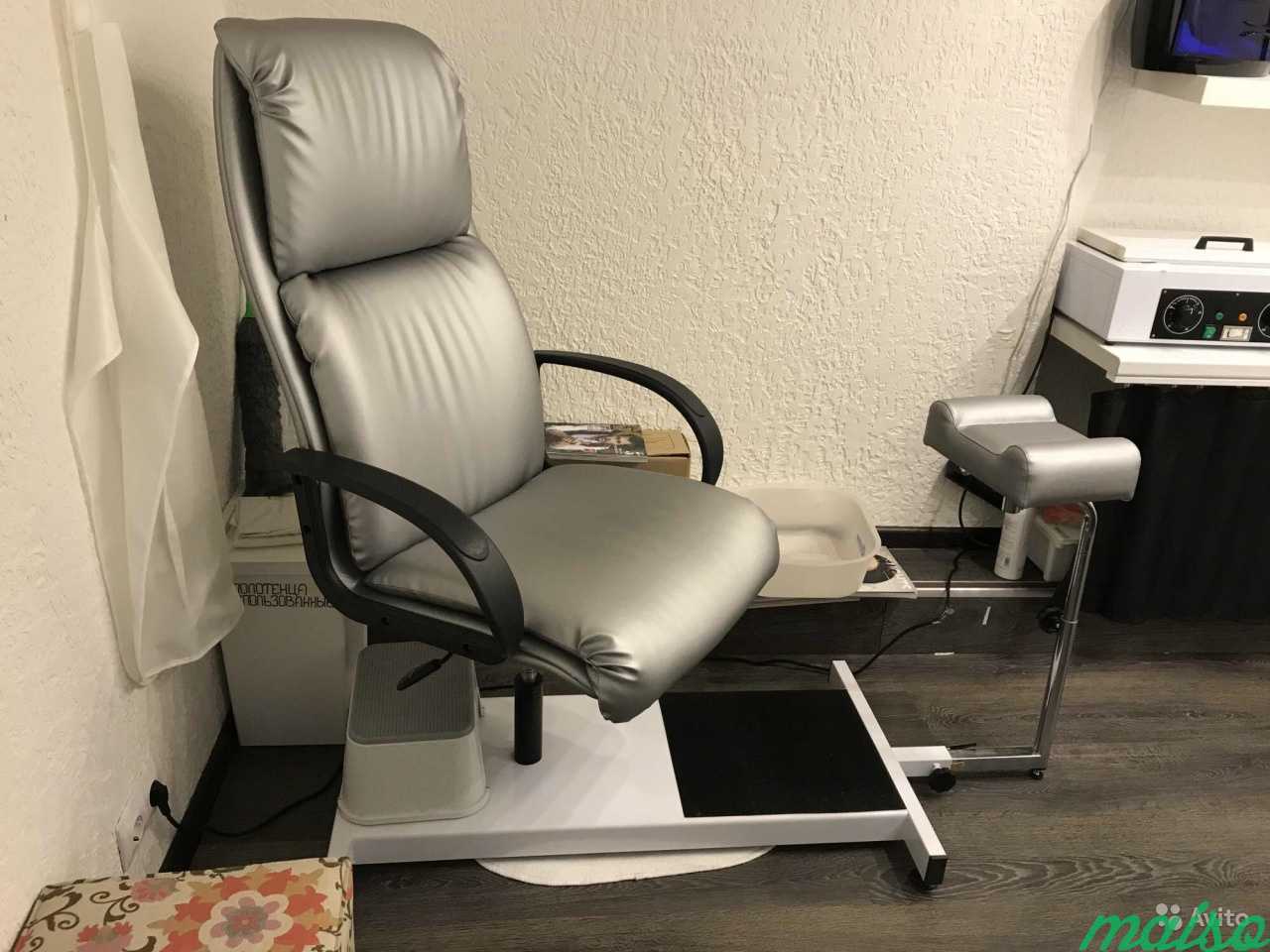 Педикюрное кресло с подставкой для ног