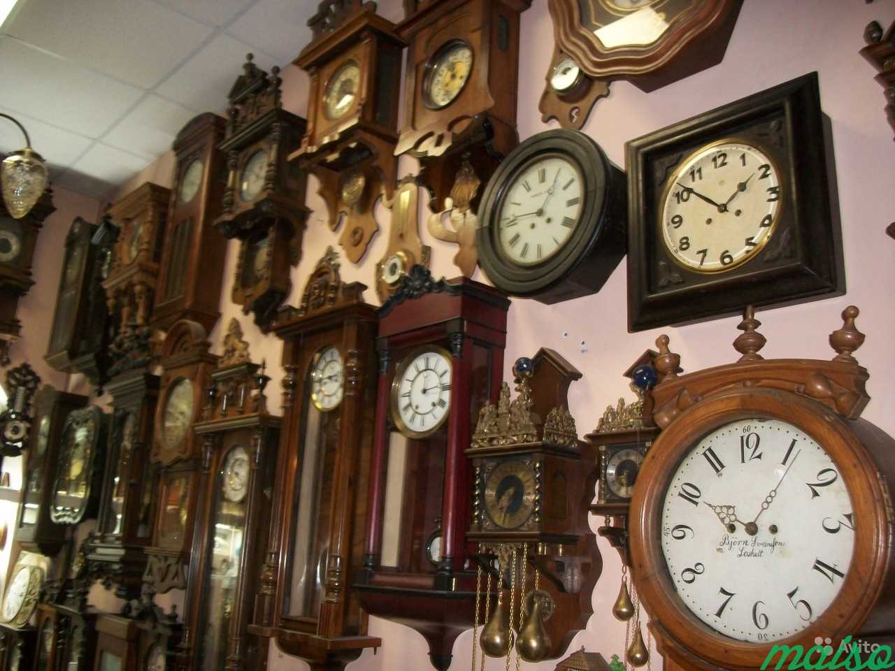 Старинные часы на стене